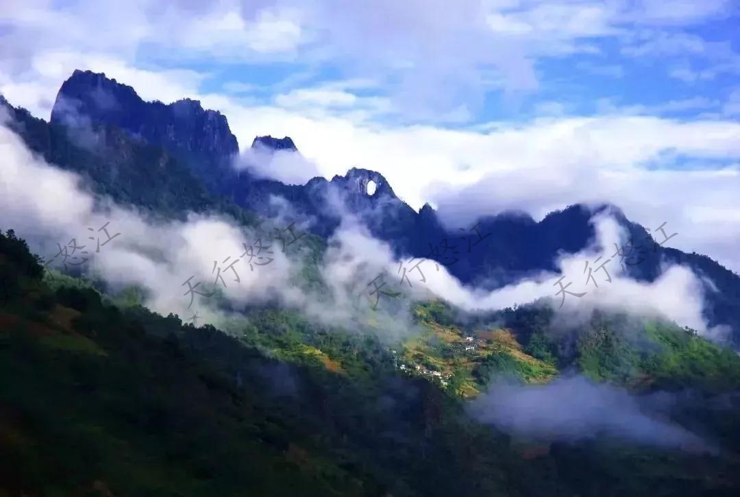 “怒江美麗公路”領(lǐng)略絕美風(fēng)景 “車(chē)在路上走，人在畫(huà)里行”