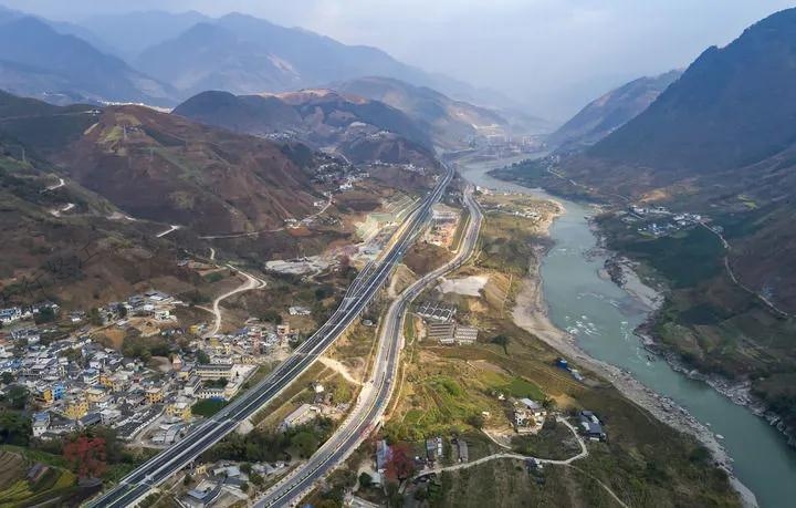 3月5日拍攝的保瀘高速、美麗公路南延線與怒江