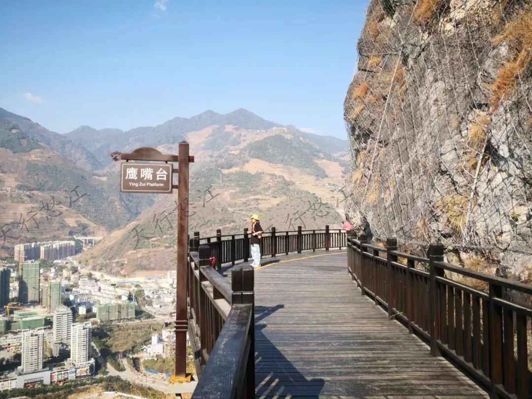 爬上云端棧道，可以鳥瞰六庫新城區(qū)全景，視線很開闊。